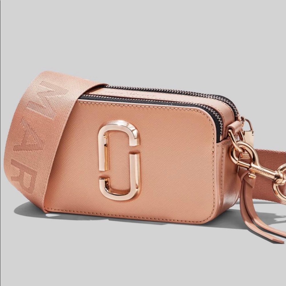 Hi!For sale is gorg snapshot bag by Marc Jacobs!